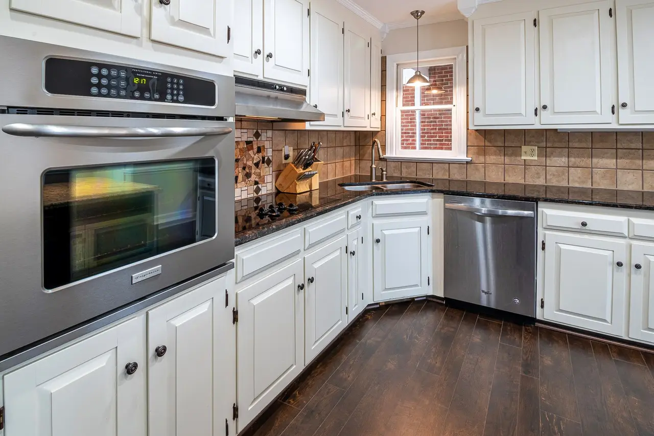 Cabinet Refinishing in Texas